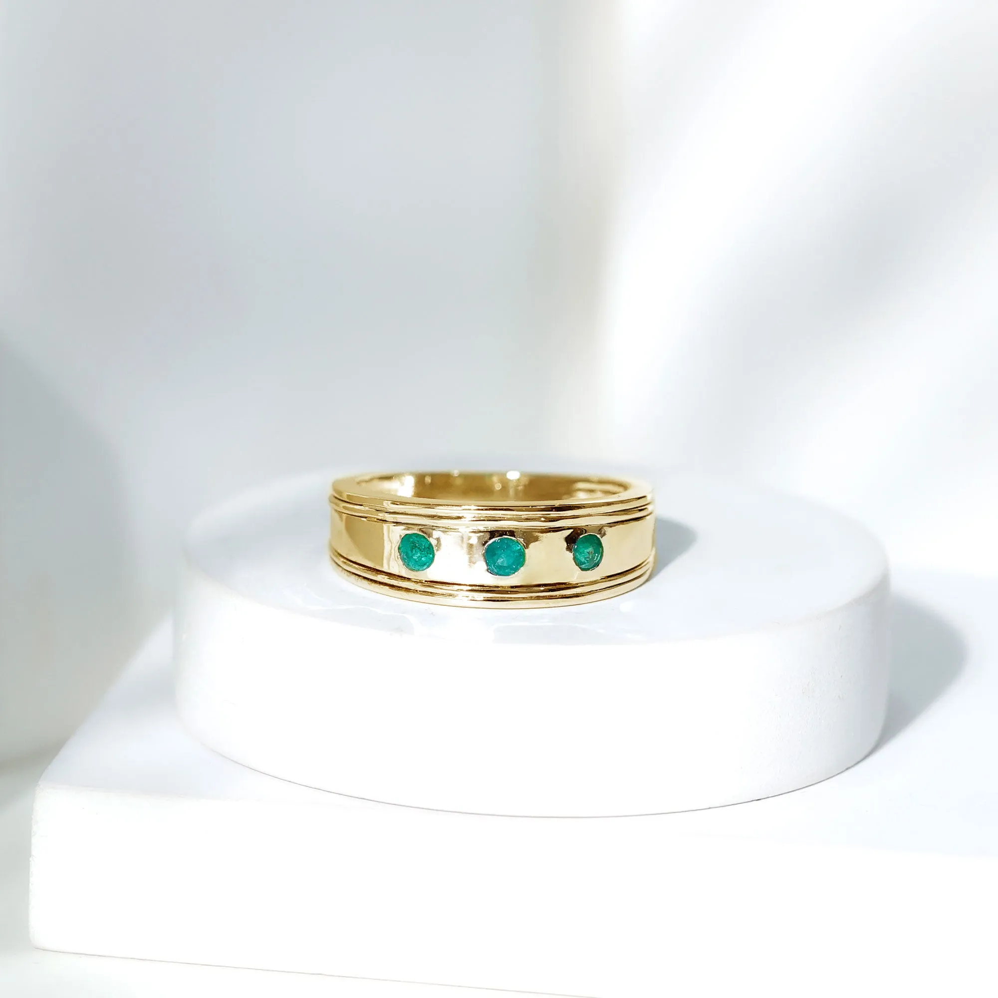 1/4 CT Real Emerald Modern Band Ring in Gypsy Setting