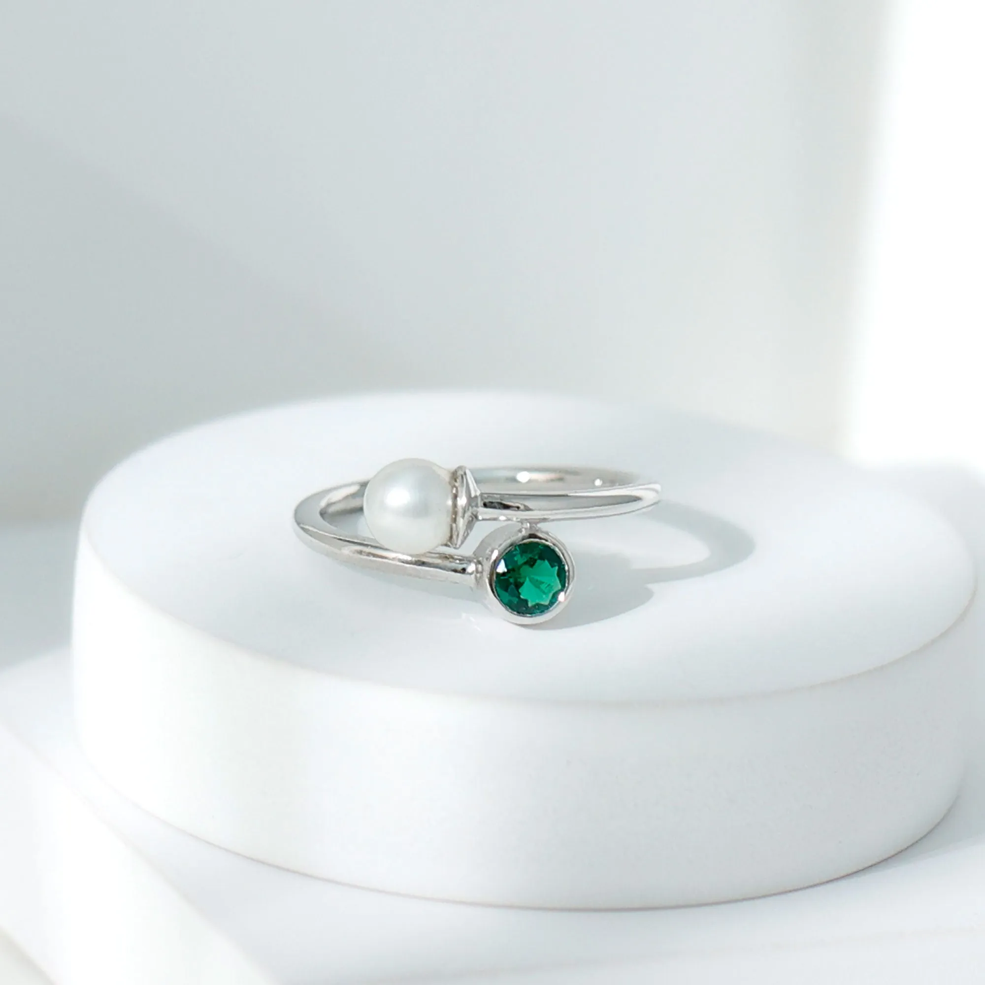 2 CT Freshwater Pearl Solitaire with Created Emerald Wedding Ring