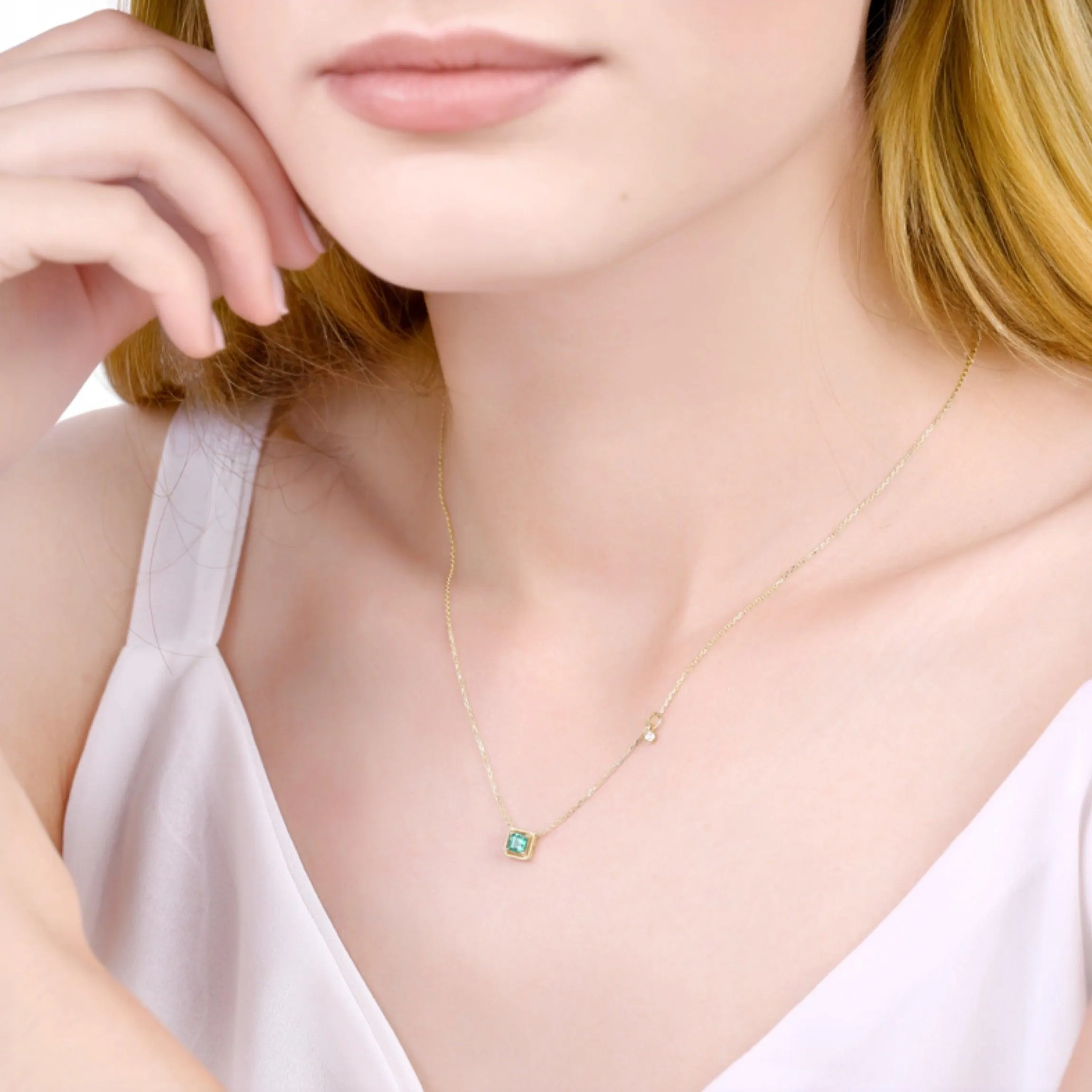 Charismatic Gold Emerald Pendant Necklace