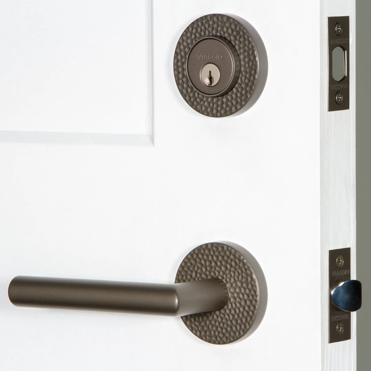 Circolo Hammered Rosette Entry Set with Moderno Lever in Titanium Gray