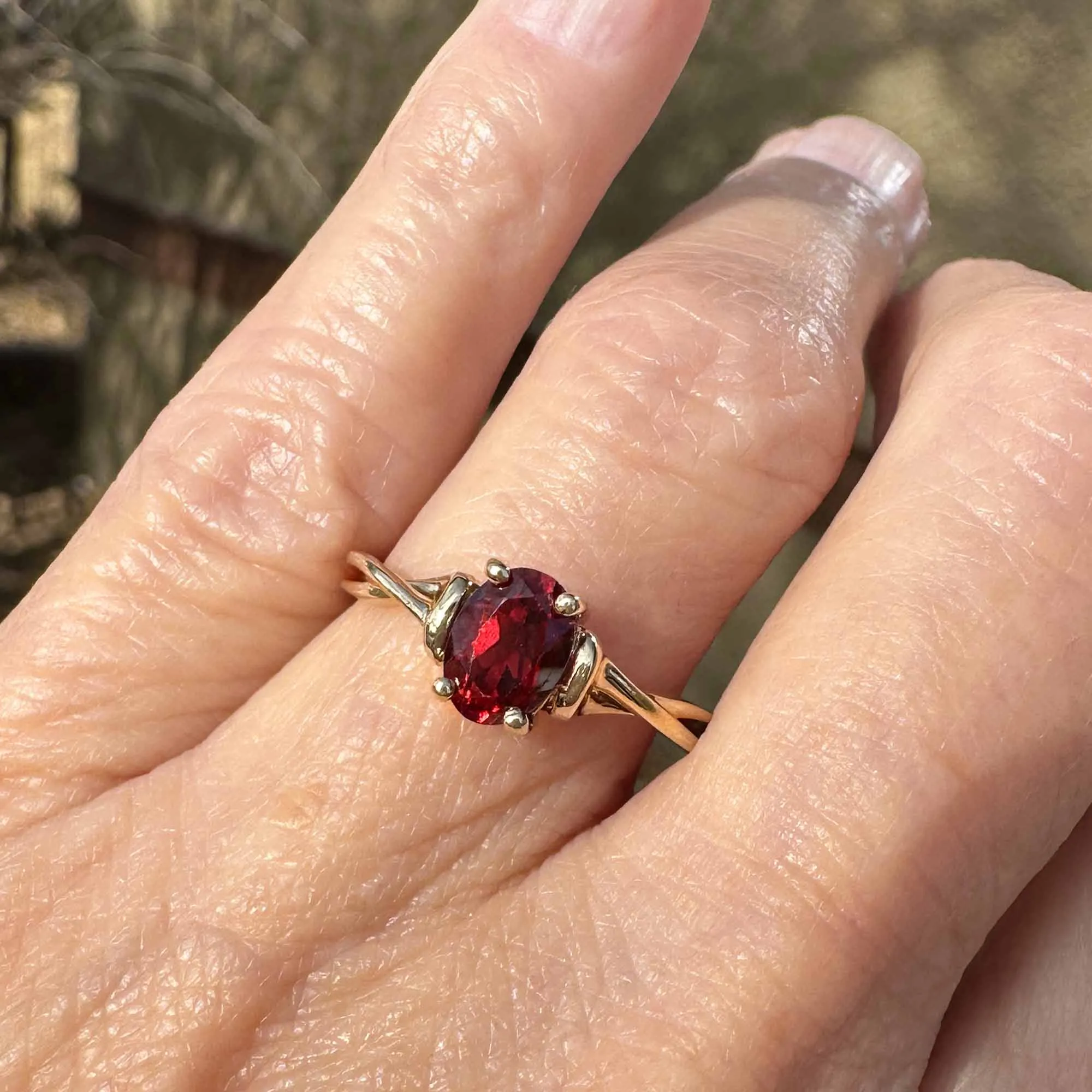 Vintage 10K Gold Garnet Solitaire Ring